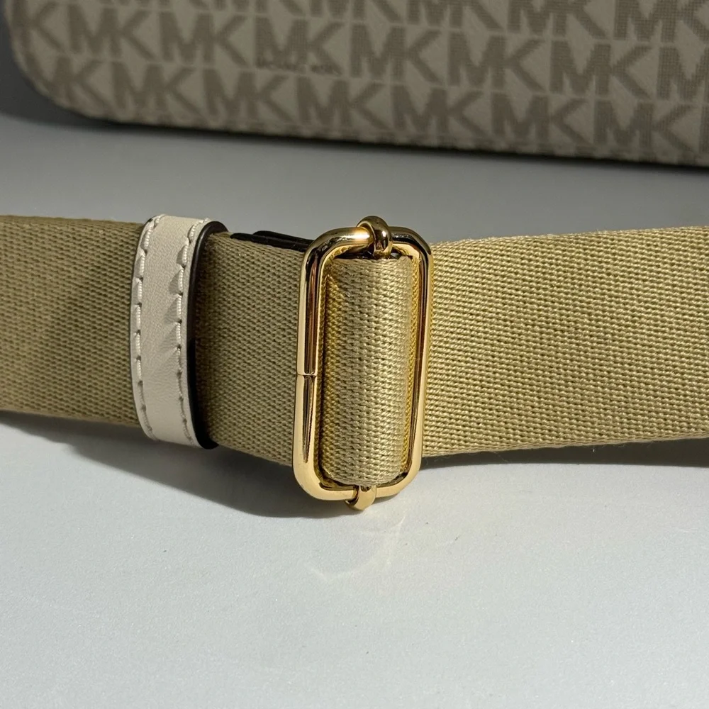 Michael Kors Jet Set Travel Small Messenger Crossbody Bag in Vanilla Signature. - Picture 9 of 11